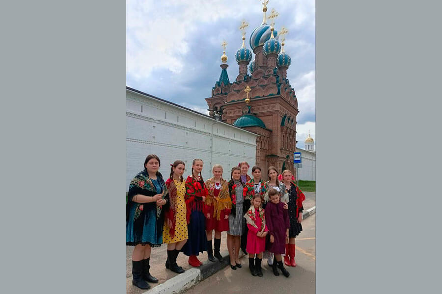у монастырских стен  