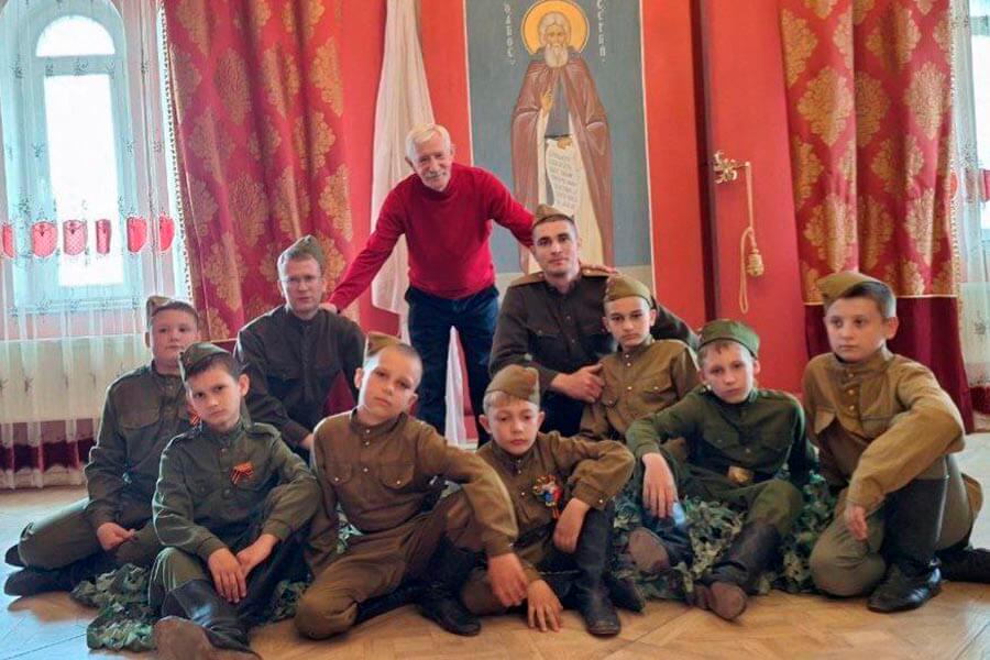 мальчики в военноой форме