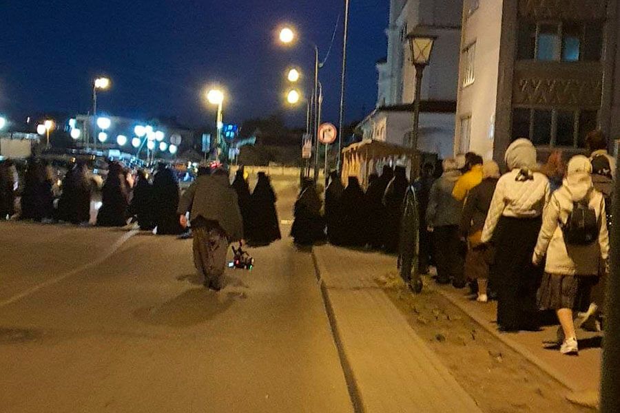 крестный ход в монастыре
