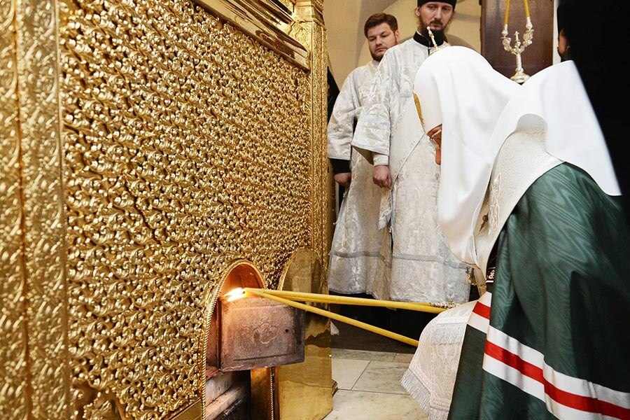 атриарх с помощью трикирия зажигает огонь 