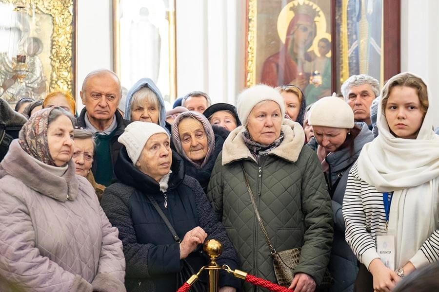 люди в храме