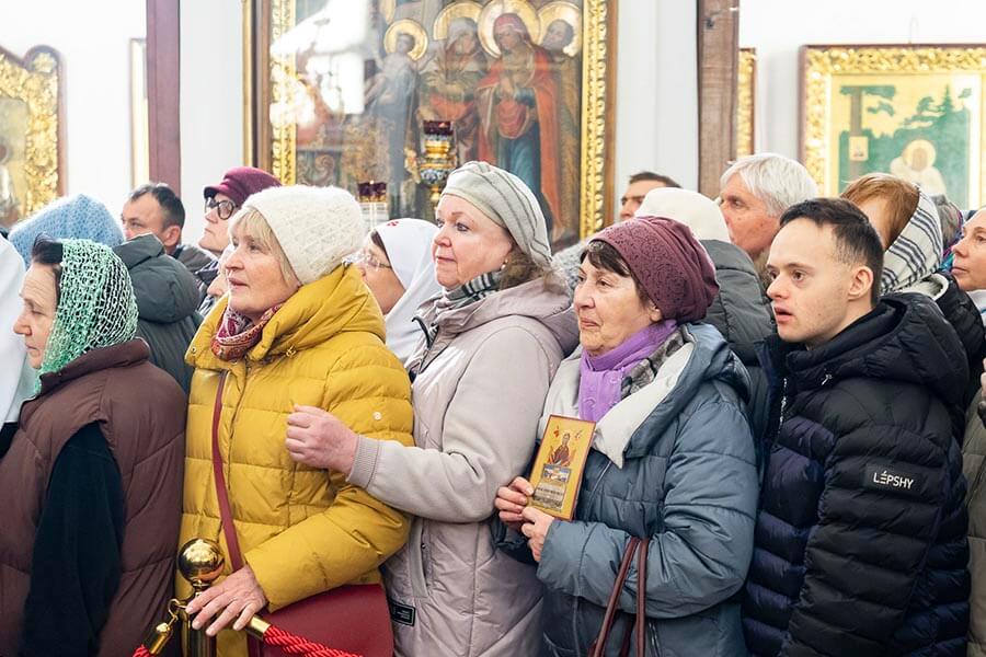 люди молятся