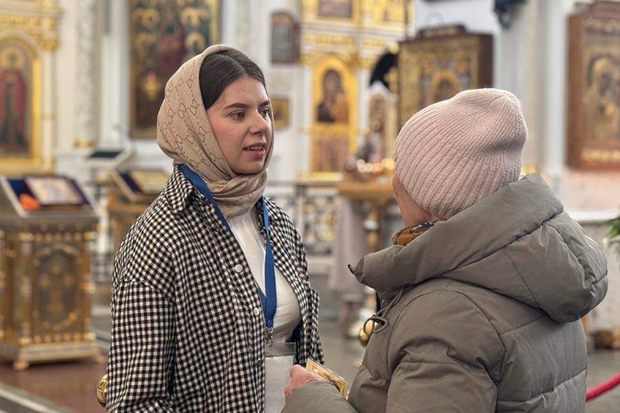 волонтер у святыни