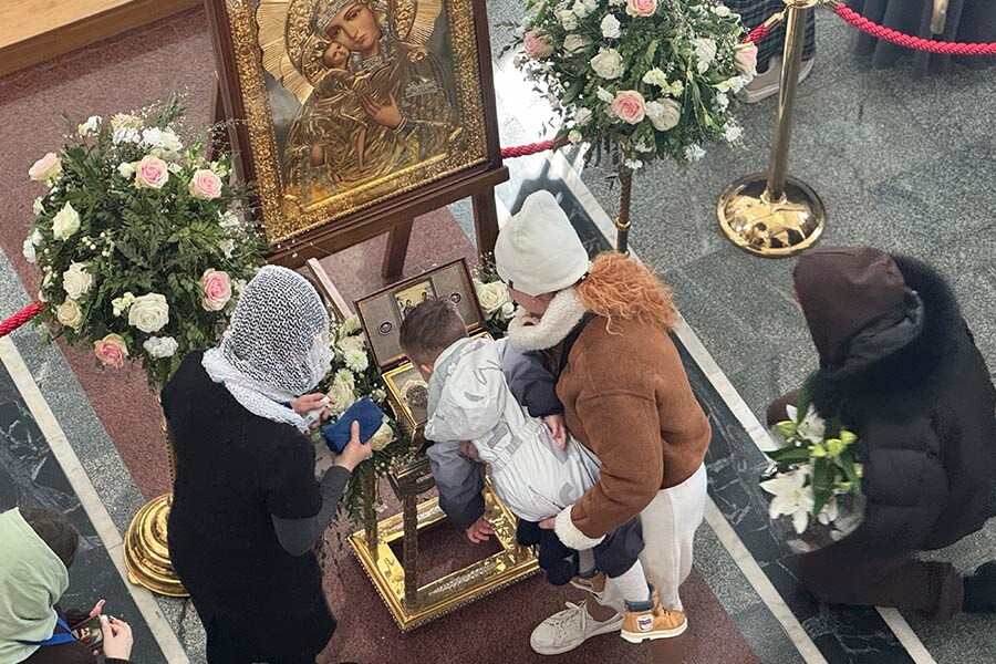 малыш прикладывается к святыне