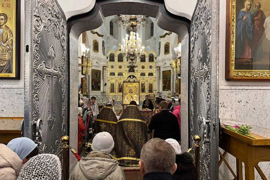 священники