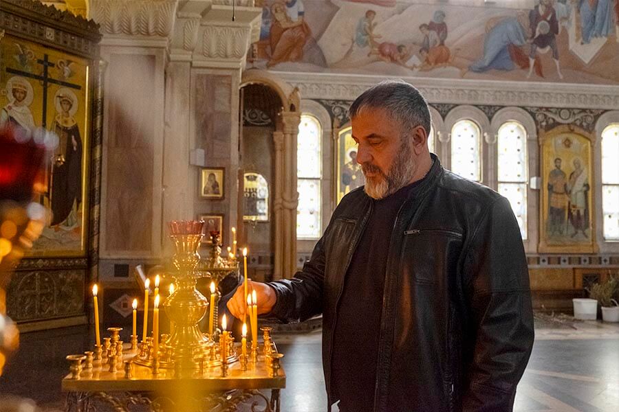 сириец ставит свечу