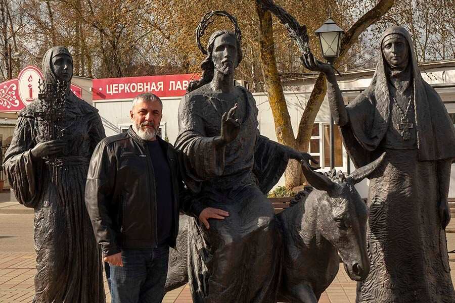 у скульптурного ансамбля