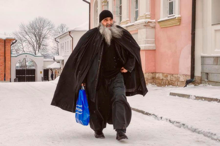 Спешит отец Илиодор 
