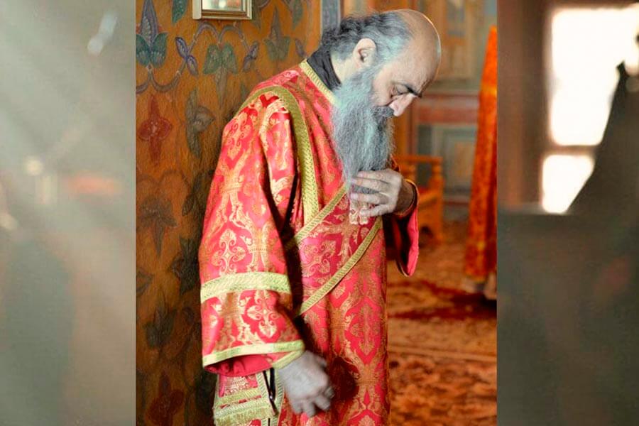 Отец Илиодор на богослужении