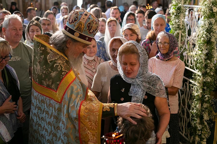 духовник благословляет ребенка