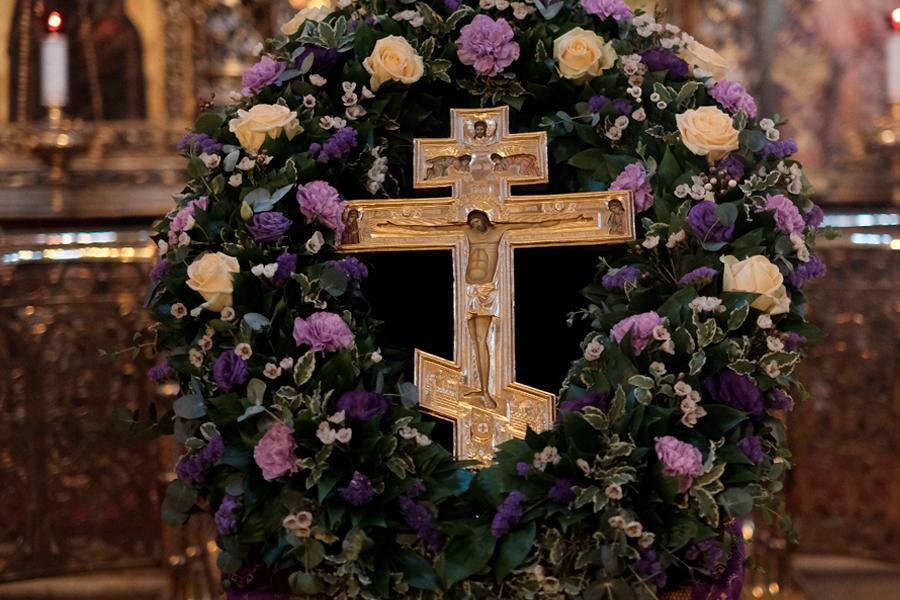 из алтаря выносится для поклонения украшенный крест