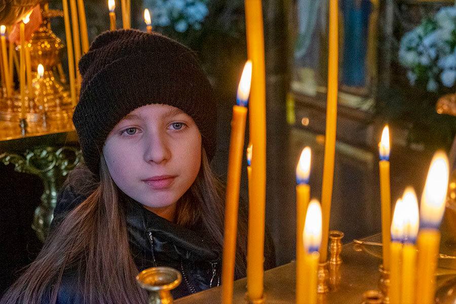 девочка в храме