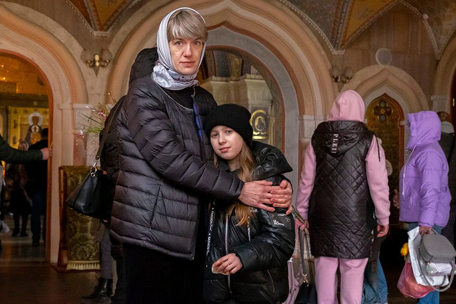 мама с дочкой в храме