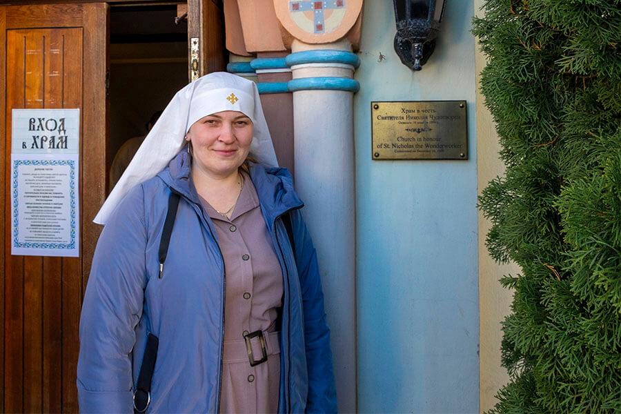 сестра у входа в храм 