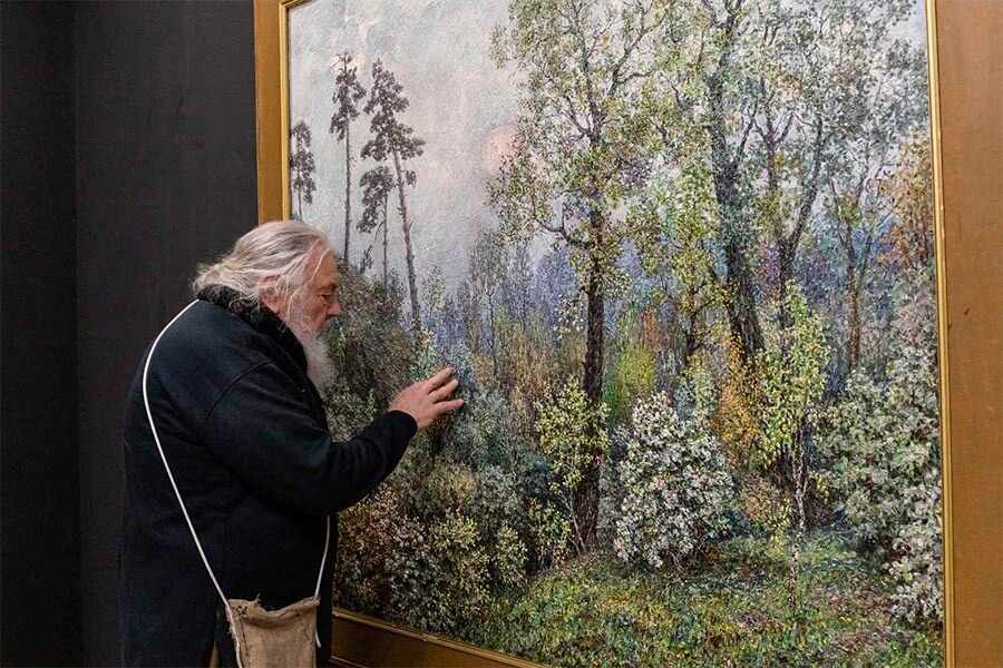 художник у полотна