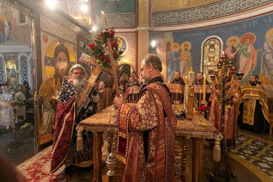 с крестом в алтаре
