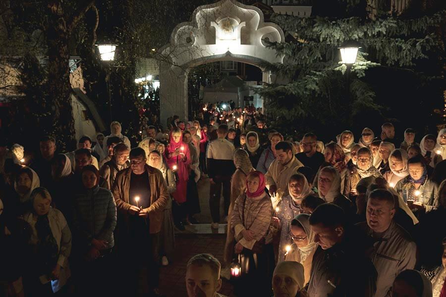 люди на пасхальной полунощи
