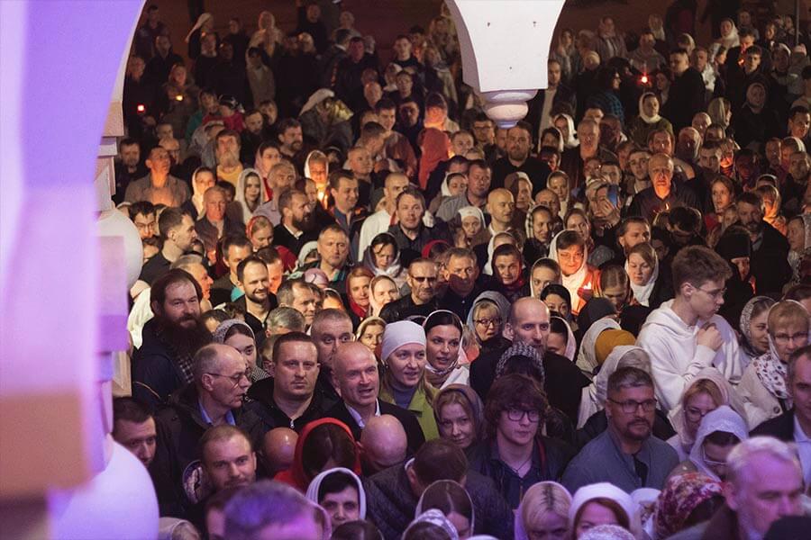 море людей на пасхальной службе