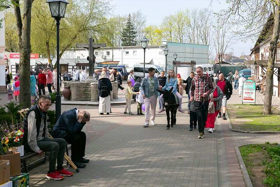 катание на ослике в монастыре