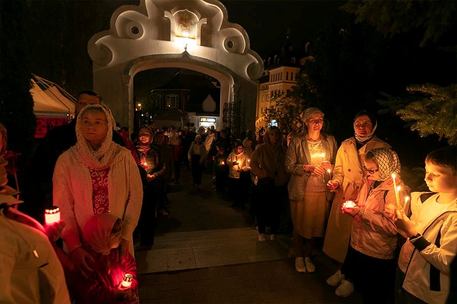 люди с заженными лампадами