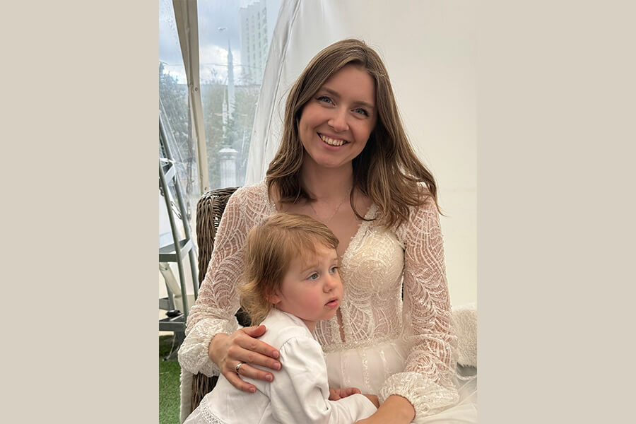 молодая мама с ребенком