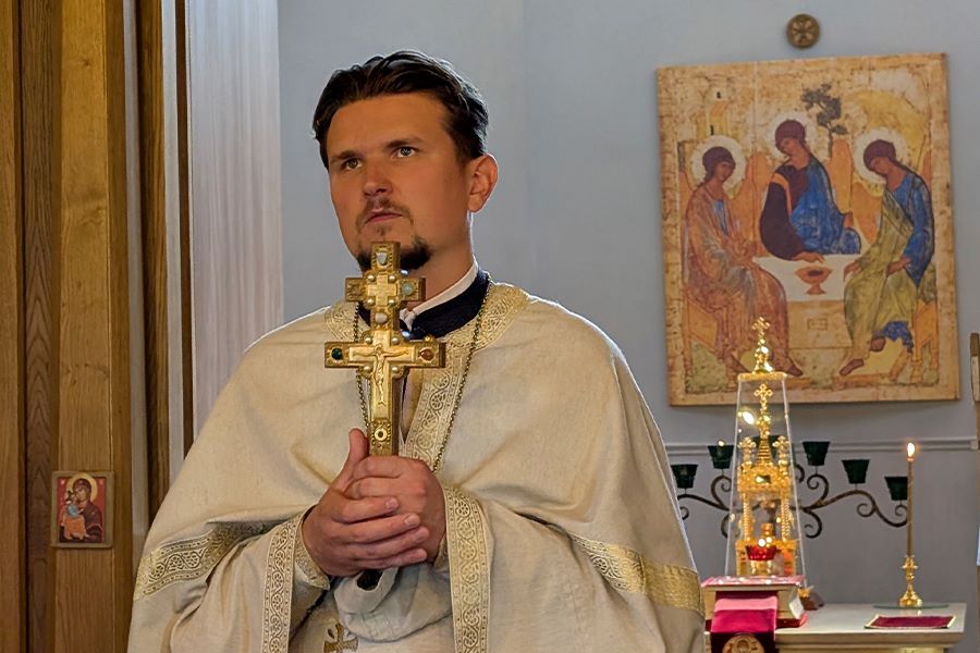 священник с крестом