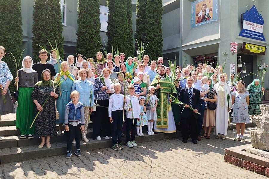 молодой священник с паствой 