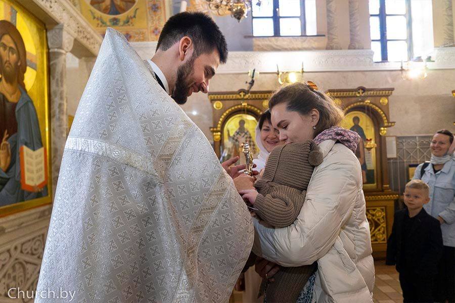 священник благословляет крестом 