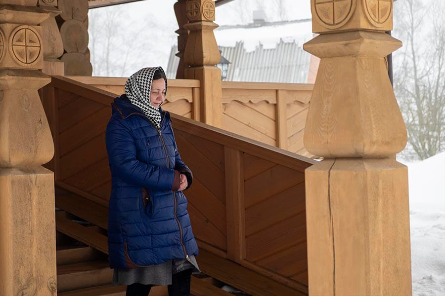 сестра выходит из храма