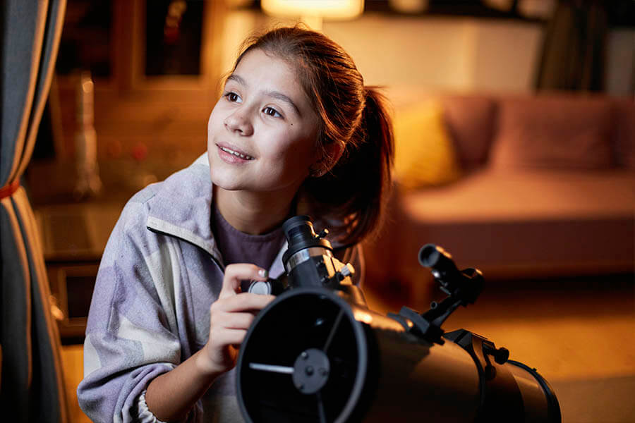 восхищенная девочка у телескопа