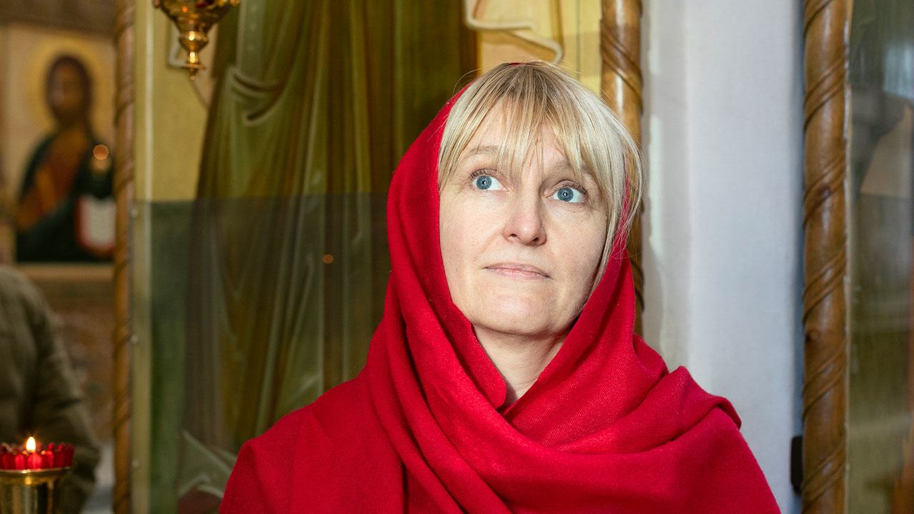 усыновительница