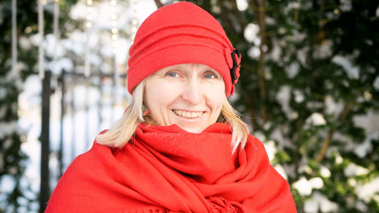 усыновительница