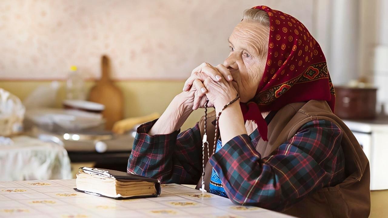 бабушка молится