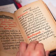 Можно ли на службе молиться своими словами?