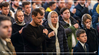 Почему у нас мужчины и женщины в храме не разделены, как у мусульман?