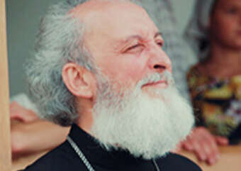 В объятиях батюшки Серафима